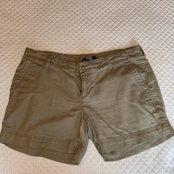 The North Face Pants - The North Face Women’s — khaki shorts (Size 4)